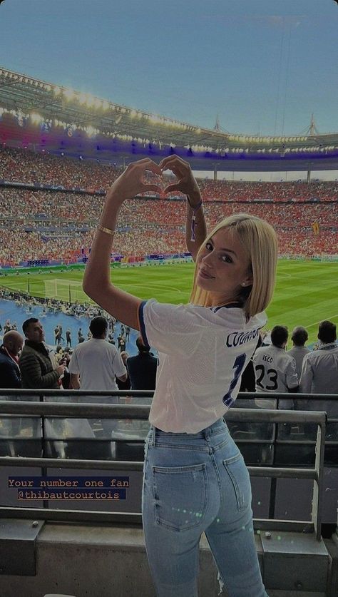 Chelsea Soccer Game Outfit, Mishel Gerzig, Soccer Game Outfits, Football Wife, Madrid Girl, Madrid Outfits, Bloke Core, Camisa Real Madrid, Players Wives