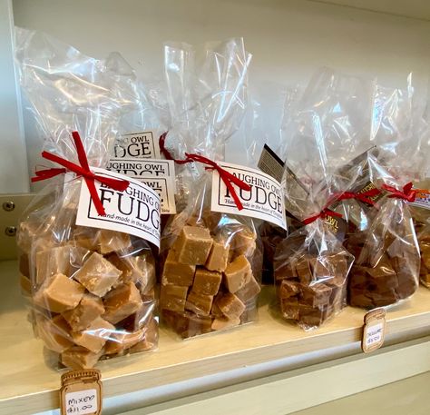 Good old fudge, the classic that never goes out of style! Fudge Packaging Ideas Gift Boxes, How To Wrap Fudge Packaging Ideas, Fudge Christmas Gift Packaging, Fudge Gift Packaging Ideas, Fudge Aesthetic, Fudge Packaging Ideas, Fudge Packaging, Fudge Shop, Christmas Fudge