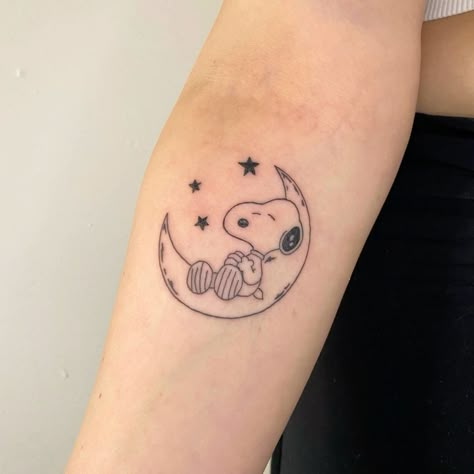 Sleepy Snoopy, The Moon Tattoo, Snoopy Tattoo, Cute Tats, Cartoon Character Tattoos, Doodle Tattoo, Cute Tiny Tattoos, Cartoon Tattoos, Real Tattoo