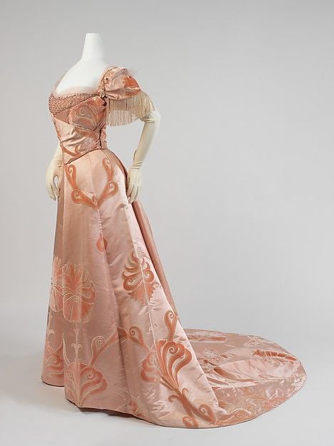 Evening dress House of Worth (French, 1858–1956) Designer: Jean-Philippe Worth (French, 1856–1926) Date: 1898–1900 Culture: French Medium: silk, glass Dimensions: Length (a): 17 in. (43.2 cm) Length at CF (b): 41 1/2 in. (105.4 cm) Credit Line: Gift of Miss Eva Drexel Dahlgren, 1976 1900s Dress, Gaun Abad Pertengahan, House Of Worth, 1890s Fashion, 1800s Fashion, 파티 드레스, 19th Century Fashion, Old Dresses, Designer Evening Dresses