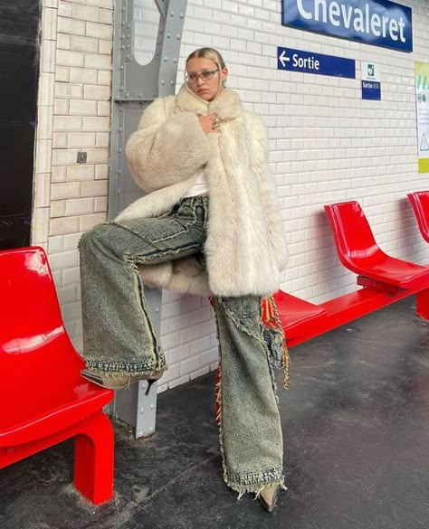 Faux Fur Jacket Outfit, Fur Jacket Outfit, Fur Coat Outfit, White Fur Coat, Denim On Denim, White Fur, Coat Outfits, Fashion Killa, Outfits Casuales