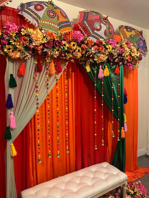 Intimate Haldi Decor At Home, Colourful Haldi Decor, Mehndi Backdrop Decor, Punjabi Wedding Backdrop, Mehndi Backdrop Stage Decorations, Shadi Decoration Indian Weddings, Mehndi Decor At Home Backdrops, Mehndi Event Decoration, Mehndi Night Decoration