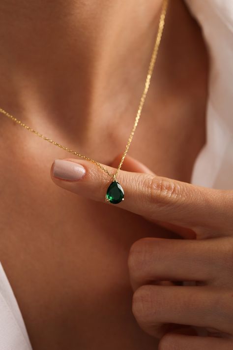 Emerald Mangalsutra, Emerald Necklace Simple, Green Jewelry Necklace, Emerald Green Jewelry, Emerald Pendant Necklace, Emerald Green Necklace, Emerald Necklace Pendant, Dainty Necklaces, Verde Smeraldo