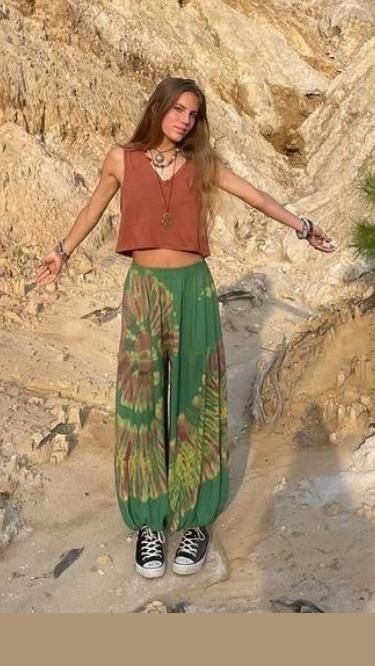 Harem Trousers Outfit, Flowy Hippie Outfits, Summer Hippy Outfits, Subtle Hippie Outfit, Hippy Festival Outfit, Hippe Outfit Aesthetic, Rustic Style Clothes, Hippie Fashion Aesthetic, Soft Hippie Aesthetic