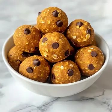 Peanut Butter Pumpkin Protein Balls: easy no-bake snack with oats, peanut butter, and pumpkin. Make a batch today for a healthy treat! Pumpkin Protein Oatmeal, Pumpkin Protein Balls, Pumpkin Foods, Breakfast To Go, Oatmeal Bites, Butter Powder, Pumpkin Oats, Pumpkin Protein, Vegan Pumpkin Recipes