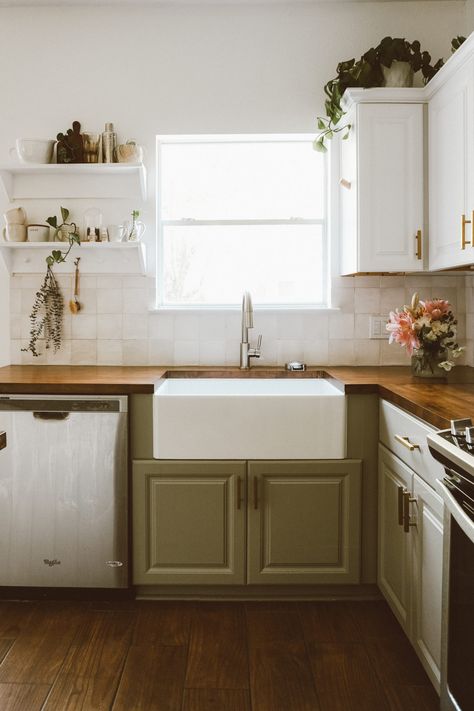 How to Stain and Seal Butcher Block Countertops - campbell-house.com Kitchens With Butcher Block Countertops, Butcherblock Countertops, Butcher Block Countertops Kitchen, Kitchen Butcher Block, Butcher Block Kitchen, Green Kitchen Cabinets, Up House, Butcher Block Countertops, Gorgeous Kitchens