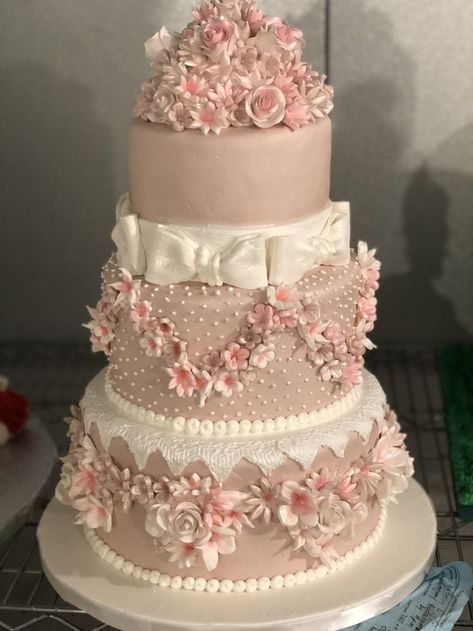 pretty Wedding Cake Lace, Quince Cakes, Quince Cake, Quinceanera Pink, Ideas Cupcakes, Vintage Wedding Cake, Pink Quince, Big Wedding Cakes, Quinceanera Cakes