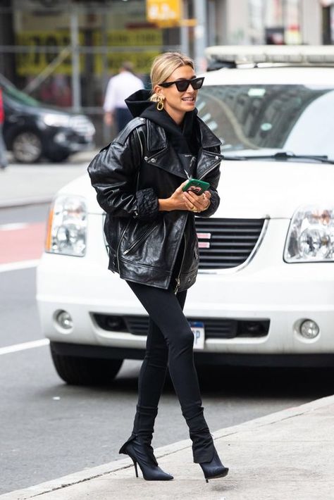 Hailey Baldwin Street Style, Estilo Hailey Baldwin, Stile Kendall Jenner, Hailey Bieber Outfits, Winter Mode Outfits, Chique Outfit, Hailey Baldwin Style, Walking Down The Street, Winter Fashion Outfits Casual