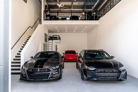 Extra House Space Ideas, Car Warehouse Dream Garage, Garage Condominium, Garage House Interior, Dream Garage Luxury, Big Garage Ideas, Rich Garage, Garage House Ideas, Car Collection Garage