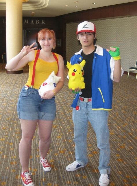 Diy Pokemon Trainer Costume, Ash Catchem Costume, Pokemon Outfits Ideas, Easy Diy Cosplay, Pokemon Costumes Kids, Ash From Pokemon, Ash Pokemon Costume, Pokemon Costumes Diy, Pokemon Trainer Cosplay