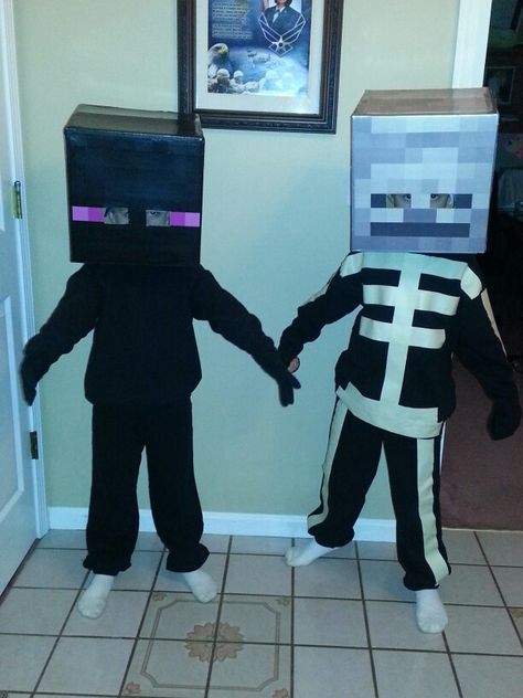 DIY Minecraft costumes! Diy Minecraft Costume, Minecraft Halloween Costume, Preppy Friends, Minecraft Outfits, Minecraft Costumes, Book Day Costumes, Diy Minecraft, Minecraft Birthday, Matching Halloween