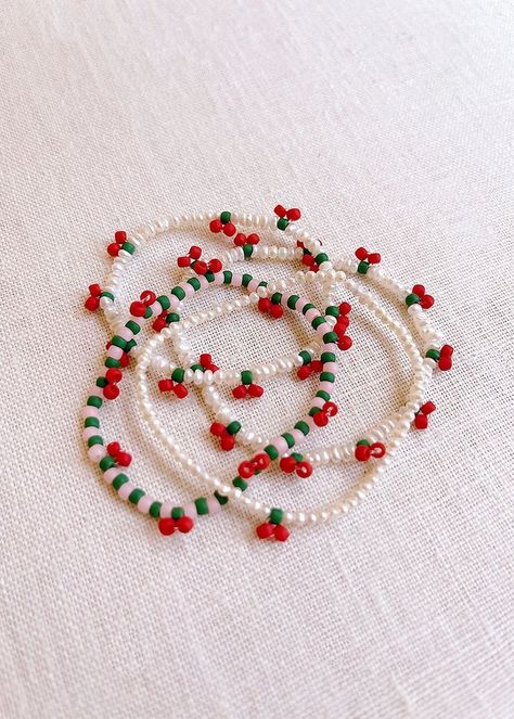 Cool Bead Bracelet Patterns, Cherry Bead Pattern, Easy Beads Accessories Ideas, Beaded Jewellery Diy, Bead String Bracelet, Things To Do With Beads Diy Projects, Cherry Bracelet Tutorial, Cherry Beads Tutorial, Cherry Beaded Bracelet