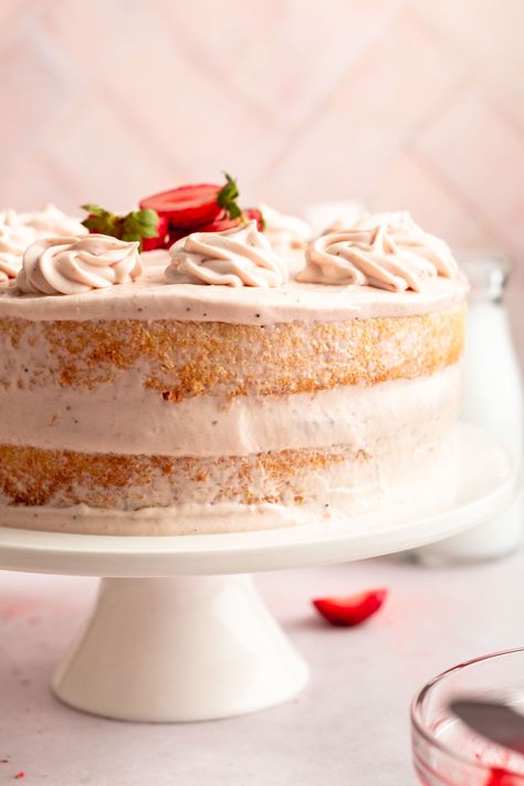 Vanilla Cake With Strawberries, Vanilla Cake With Strawberry Filling, Most Beautiful Cakes, Strawberry Cheesecake Cake, Cupcake Flavours, Cake With Strawberry Filling, Strawberry Layer Cakes, Strawberry Vanilla Cake, Strawberry Cake Filling