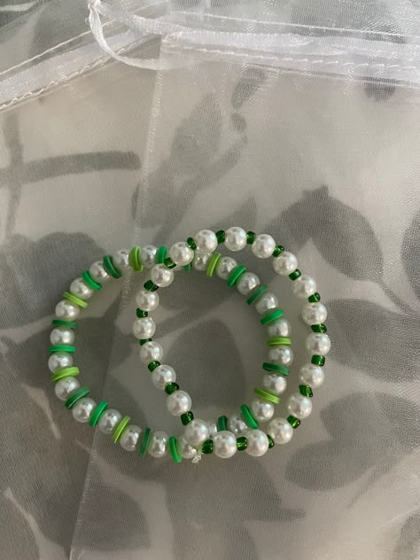 Aesthetic Green Clay Bead Bracelets, Dark Beaded Bracelets, Green Clay Bead Bracelet Ideas, Green Clay Bead Bracelet, Beaded Bracelets Green, Inspo Bracelets, Small Beads Bracelet, Beads Craft Kids, Pulseras Aesthetic