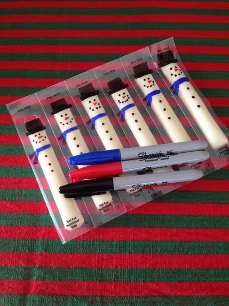 snowman snacks Christmas Cheese Sticks Kids, Cheese Stick Snowmen, Snowman String Cheese, Christmas Cheese Sticks, Snowman Cheese Sticks, String Cheese Snowman, Snacks For Preschool, Christmas Party Photography, Christmas Party Punch