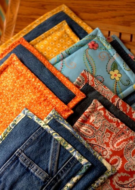 Blue Jean Upcycles - Old Jeans Pot Holders - Ways to Make Old Denim Jeans Into DIY Home Decor, Handmade Gifts and Creative Fashion - Transform Old Blue Jeans into Pillows, Rugs, Kitchen and Living Room Decor, Easy Sewing Projects for Beginners #sewing #diy #crafts #upcycle What To Do With Old Jeans, Återvinna Jeans, Blue Jean Crafts, Tips Menjahit, Jean Ideas, Jeans Crafts, Blue Jeans Crafts, Diy Jeans, Denim Projects