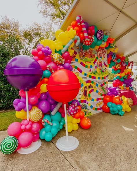 Candyland Balloon Decorations, Candy Party Ideas Decorations, Candy Land Props, Candyland Pool Party, Candy Land Sweet 16 Theme, Candy Land Homecoming, Candy Land Balloon Arch, Candy Backdrop Ideas, Candy Land Themed Party