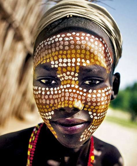 dotted-face-painting-Ethipoia African Life, Afrikaanse Kunst, Pintura Facial, Kids Around The World, Art Africain, Art Archive, World Cultures, Interesting Faces, Face Art