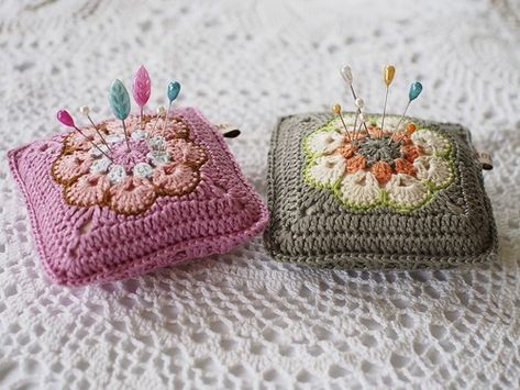 Crochet Pincushion, Crochet African Flowers, Pin Cushions Patterns, Vintage Sewing Notions, Vintage Sewing Machines, Crochet Cushions, Crochet Pillow, Pin Cushion, Crochet Home