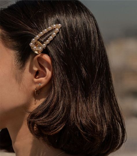 Hair Clips Aesthetic, Short Hair Accessories, Hair Clip Hairstyles, Pearl Barrette, Clip Hairstyles, Short Hair Tutorial, French Hair, Quality Hair Extensions, Penteado Cabelo Curto