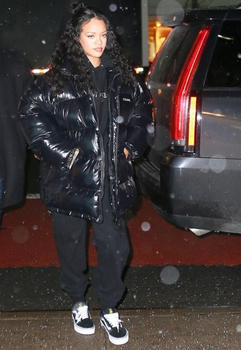 Rihanna In All Black, Rihanna All Black, Rihanna Fall Outfits, Rihanna Style 2022, Rihanna All Black Outfit, Rihanna Winter Outfits Street Style, Rihanna Outfits 2022, Rihanna Street Style 2022, Rihanna Outfits Dresses