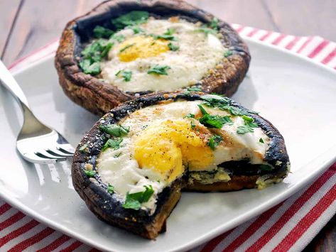 Breakfast Mushrooms - Healthy Recipes Blog Portobello Recipes, Eggs Poached, Mushroom Breakfast, Portobello Mushroom Recipes, Meatless Dinner, Cooking With Olive Oil, Healthy Food Blogs, Portobello Mushroom, Weekend Breakfast