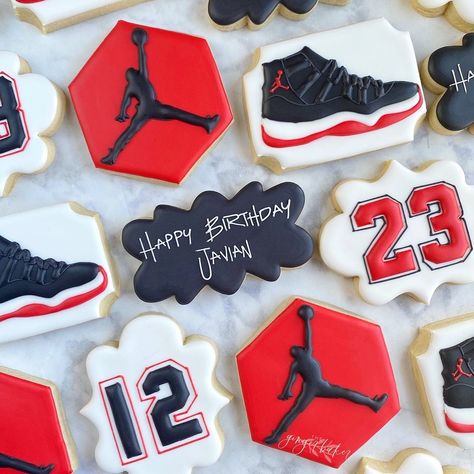 Jordan Cookies Decorated, Sneaker Ball Cookies, Jordan Cookies, Sneaker Cookies, Nike Party, Funny Cookies, Jordan Year, Basketball Cookies, Shoe Cookies