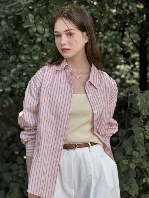 Composition : cotton 100%Color : Pink, blueCountry of Origin : KOREA Pink Stripe Shirt Outfit, Pink Striped Shirt Outfit, T Shirt Korean Style, Cute Outfits Korean, Outfit Kampus, Pink Shirt Outfit, Outfit Kemeja, Sweater Cardigan Outfit, Striped Sweater Outfit