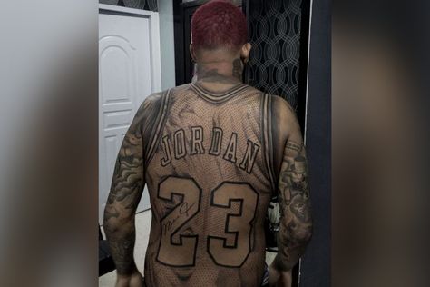 This guy got a full-size Michael Jordan jersey tattoo on his body Michael Jordan Tattoo, Jersey Tattoo, Jordan Tattoo, Brian Dawkins, Michael Jordan Jersey, Hip Tattoos, Jordan Jersey, Gym Workout Chart, Branding Tools