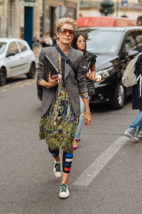 Urban Fashion Women Street Styles, Colourful Blouse, Eclectic Fashion Style, Budget Hacks, Street Style Paris Fashion Week, White Blouses, Simple Clothing, Milan Street Style, Middle Age Fashion