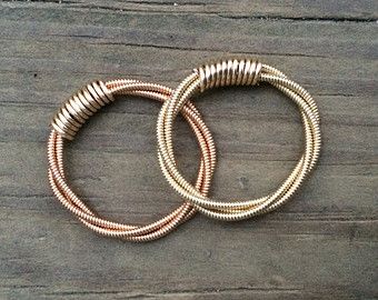 Guitar String Ring, Lover Guitar, Guitar Ring, String Ring, Gold Mens Ring, Diy Wire Rings, Guitar Crafts, Guitar Jewelry, Guitar String Jewelry