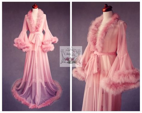 I love retro so I dream about made robe gown like this ❤️ Old Hollywood Dressing Gown, Old Hollywood Sleepwear, Old Hollywood Robe Aesthetic, 1950s Robe, Old Hollywood Glamour Bedroom, Hollywood Glamour Bedroom, 2024 Energy, Old Hollywood Aesthetic, Hollywood Gowns