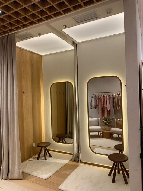 Small Boutique Interior, Ruangan Studio, Fashion Store Design, Retail Store Interior Design, Clothing Store Interior, Clothing Store Design, Store Design Boutique, Retail Store Interior, Showroom Interior Design