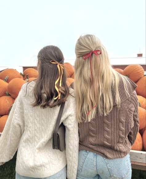 #fallaesthetic #autumn #cozy #october #gilmoregirls #starshollow #pumpkin #pumpkinspice #coffee #fallenleaves #fall Friendsgiving Outfit Ideas Casual Comfy, Estilo Rory Gilmore, Pumpkin Patch Photoshoot, Pumpkin Patch Pictures, Hidden Photos, Pumpkin Patch Outfit, Fall Inspo, Fall Photoshoot, Cozy Autumn