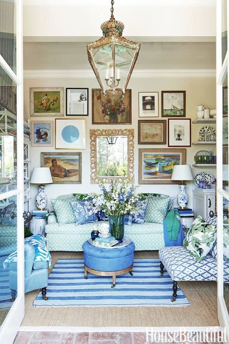 House Beautiful I so love this blue and white pool room. Spot the Chinoiserie? Look closely, the lamps next to the sofa are perched on books on top of Chinese garden stools. Couch Coffee Table, Blue And White Living Room, Spanish Bungalow, Pool Room, Blue White Decor, Pool Rooms, White Living, White Living Room, White Rooms