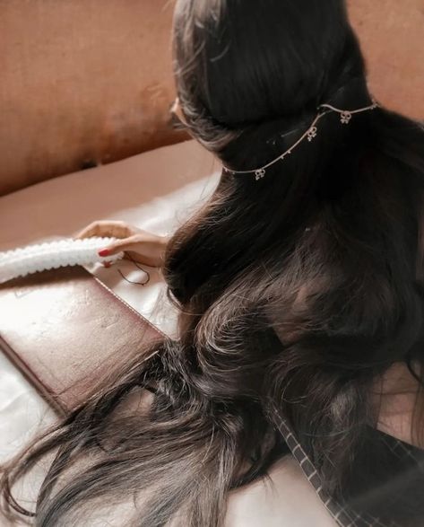 South Asian Aesthetic, Traditional Hairstyle, Hide Face, Long Silky Hair, Face Girl, Hand Pic, Girl Dpz, Vintage Photoshoot, Girl Hand