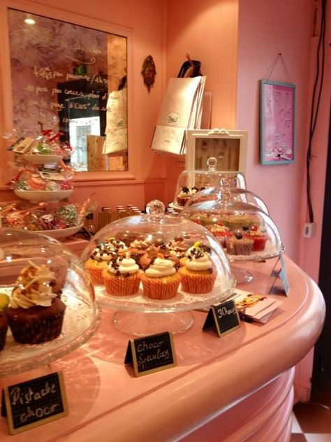 Boutique Patisserie, Bakery Display Case, Bakery Shop Design, Bakery Store, Bakery Interior, Decoration Patisserie, Bakery Decor, Bakery Display, Cupcake Bakery