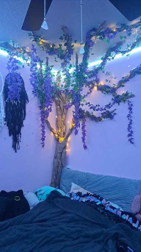 Fairycore Closet Room, Enchanted Garden Room Decor, Wisteria On Ceiling Bedroom, Wisteria Room Decor Aesthetic, Fairy Inspired Decor, Vines And Wisteria Bedroom, Vines In Corner Of Room Ceiling, Ceiling Corner Decor, Fantasy Room Ideas Diy