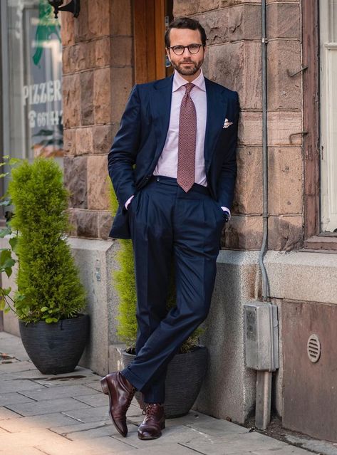 The outfit features a classic navy suit with a pink shirt, burgundy foulard tie with subtle detailing, and burgundy dress boots. Navy Suit Pink Shirt, Classy Pink Dress, Interview Suits, Dress Leather Boots, Burgundy Tie, Shirt Dress Outfit, Navy Blue Suit, Navy Suit, Dress Boots