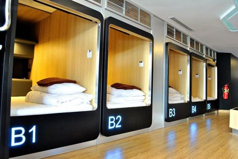 Capsule Bedroom, Capsule Bed, Sleep Box, Pod Hotels, Boutique Hostels, Hotels In France, Hostels Design, Sleeping Pods, Hostel Room