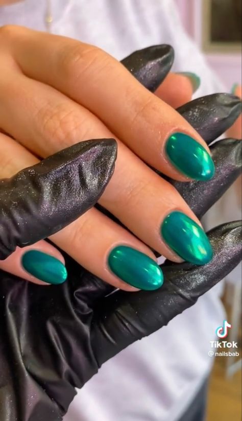 Design On Dip Nails, Dark Green Hailey Bieber Nails, Cool Dip Nails, Green Chrome Dip Nails, Green Hailey Bieber Nails, Blue Green Chrome Nails, Green Nails Dip Powder, Emerald Chrome Nails, Green Nails With Chrome