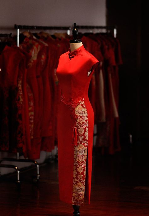 A classic red bridal cheongsam Qipao Dress Modern Chinese Style, Japanese Dress Traditional, Bridal Qipao, Bridal Cheongsam, Qipao Dress Modern, Modern Chinese Wedding Dress, Red Cheongsam Dress, Red Silk Fabric, Cheongsam Wedding Dress