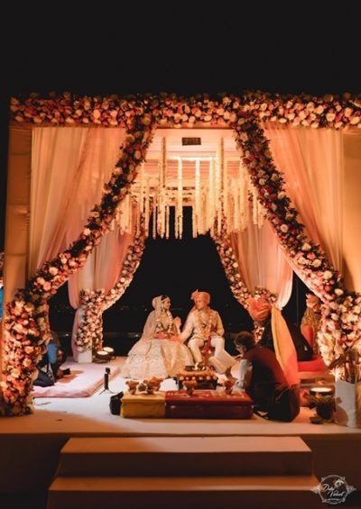 An Elegant Udaipur Wedding With Pastel Theme & A Poolside Mandap Phere Mandap Decoration Outdoor, Themed Reception Ideas, Wedding Mandap Decor Indian Outdoor, Hall Decoration For Wedding, Mandap Wedding Decor, Wedding Phera Mandap, Hindu Wedding Theme, Indian Wedding Themes Ideas, Mandap Designs Indian Outdoor