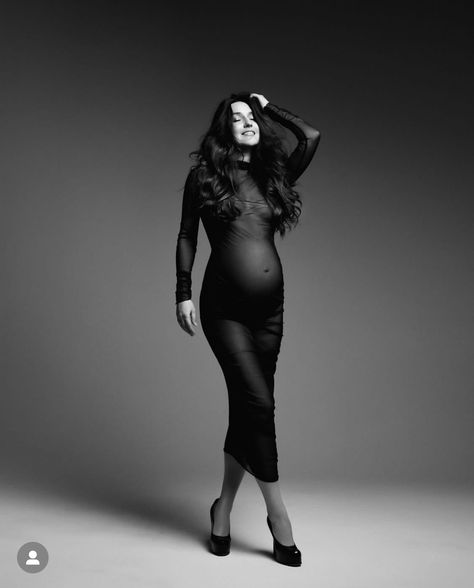 Celebrity Pregnancy Photoshoot, Maternity Poses Studio, Studio Maternity Shoot Poses, Black Dress Maternity Pictures, Edgy Maternity Shoot, Classy Maternity Shoot, Studio Maternity Shoot, Pregnant Photography, Maternity Studio Photoshoot