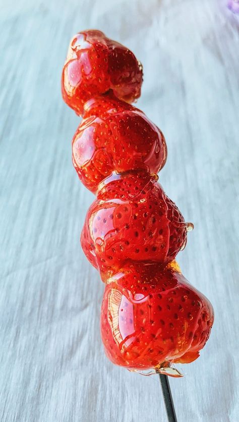 carolinagelen on Instagram: STRAWBERRY TANGHULU > CHOCOLATE COVERED STRAWBERRIES - ditch the boring chocolate covered strawberries this Valentine’s Day and make these… Strawberry Reference, Strawberry Tanghulu, Strawberry Chocolate, Chocolate Strawberry, Garden Recipes, Covered Strawberries, Chocolate Strawberries, Chocolate Covered Strawberries, Food Drawing