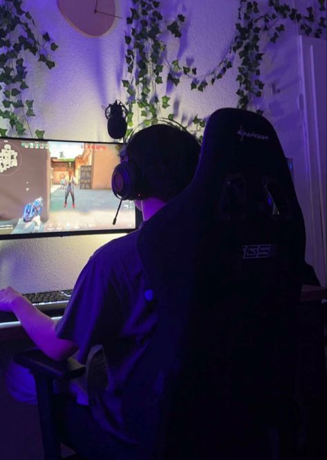 Gamer Bf Aesthetic, Gamer Boys Aesthetic, Friends Party Night, Gamer Couple, Foto Cewek Hijab Aesthetic, Gamer Boyfriend, Gamer Boys, City Life Photography, Boyfriend Pranks Pictures