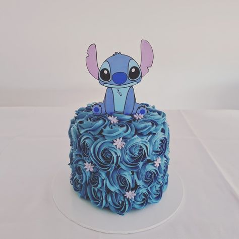 Chocolate cake with strawberry buttercream Lilo And Stitch Cake, Stitch Cake, Cake With Strawberry, Chocolate Strawberry Cake, Cake Buttercream, Strawberry Buttercream, Strawberry Cakes, Baked Goodies, Lilo And Stitch