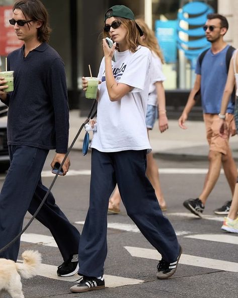 Kaia Gerber Style Street, Kaia Gerber Outfits, Kaia Gerber Street Style, Kaia Gerber Style, Adidas Samba Outfit, Samba Outfit, Models Off Duty Style, Kaia Gerber, Stil Inspiration