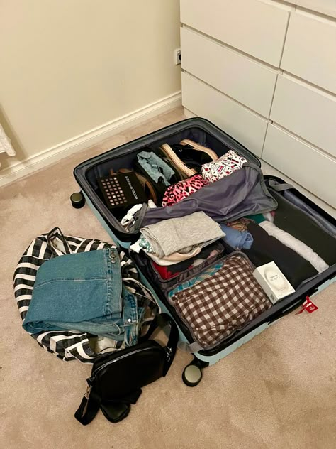 #packing #vacation #holiday #cruise Packing Vacation, Romantasizing Life, Vacation Prep, Airport Aesthetic, Vacation Bag, Travel Must Haves, Cute Muslim Couples, Suitcase Packing, Vacation Packing