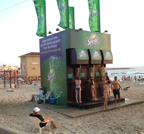 Beach Shower. Sprite Brazil’s long-running “Refresh Your Ideas” campaign. A powerful shower on the beach in Rio de Janeiro that looks like a drinks dispenser Guerrilla Advertising, Relationship Funny, Guerrilla Marketing, Beach Humor, 광고 디자인, Beach Shower, Publicidad Creativa, Experiential Marketing, Street Marketing